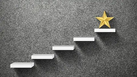 Degraus brancos levam a uma estrela dourada no topo, simbolizando sucesso e conquista.Degraus brancos levam a uma estrela dourada no topo, simbolizando sucesso e conquista. Degraus brancos levam a uma estrela dourada no topo, simbolizando sucesso e conquista.Degraus brancos levam a uma estrela dourada no topo, simbolizando sucesso e conquista.